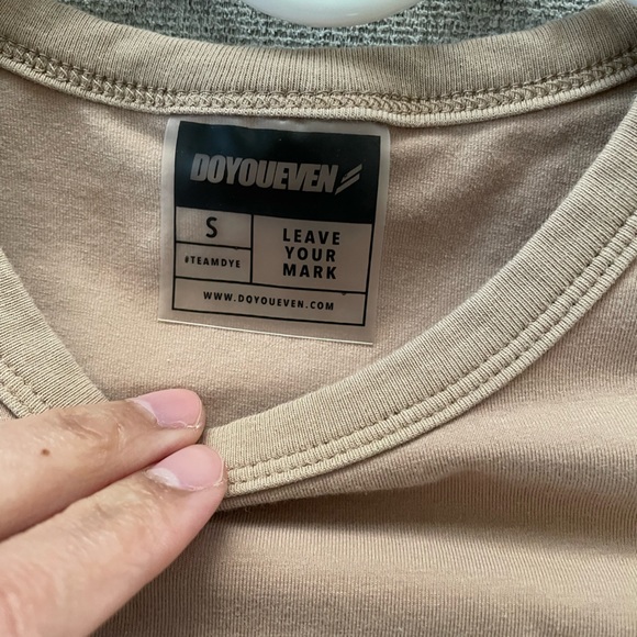 DOYOUEVEN Workout Tee in Tan Size Small - Picture 2 of 5
